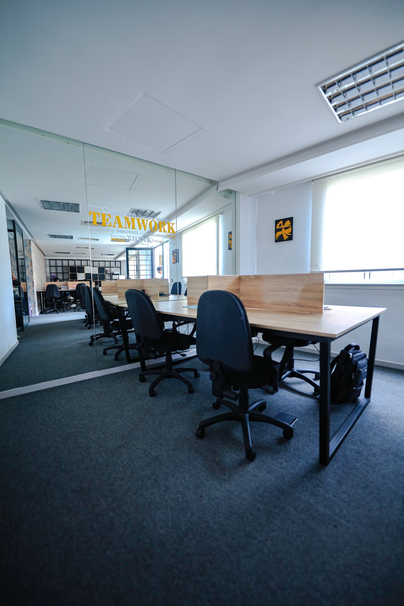 Espace de coworking moderne et flexible à Rabat, idéal pour les freelances et les entrepreneurs