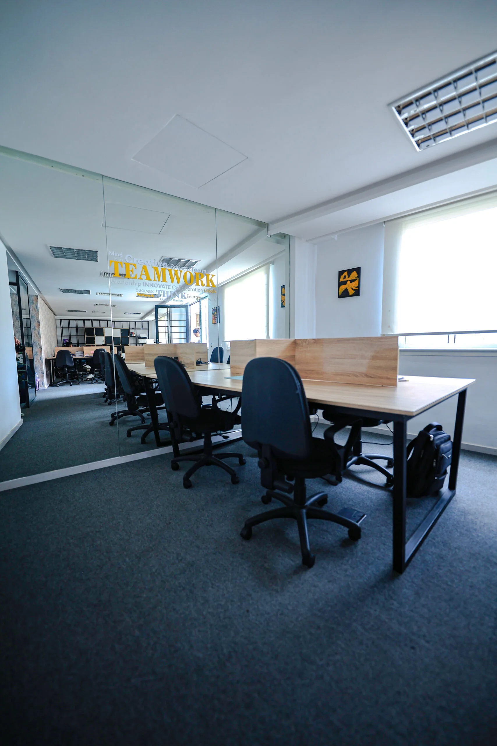 Espace de coworking moderne et flexible à Rabat, idéal pour les freelances et les entrepreneurs