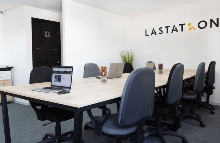 Espace coworking moderne à Rabat avec bureaux privés équipés