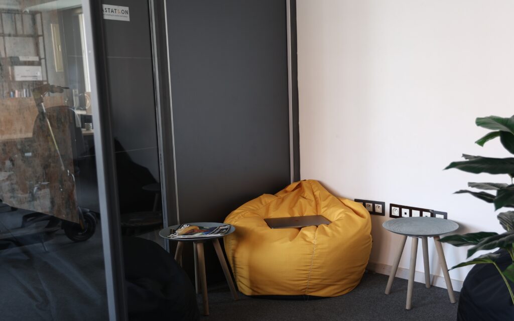 Coin de repos dans un espace de coworking Rabat pendant le Ramadan, pour recharger son énergie