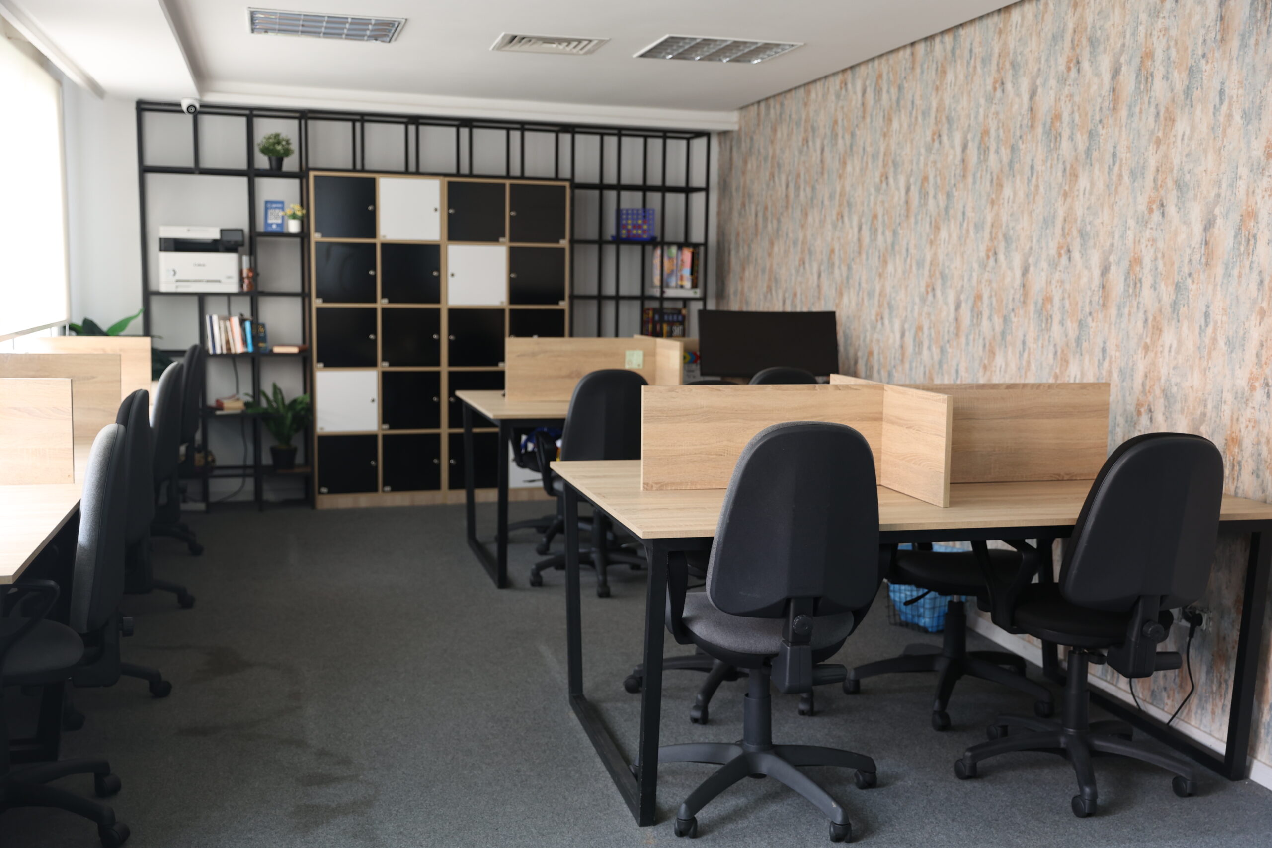 Espace de coworking moderne et flexible à Rabat, idéal pour les freelances et les entrepreneurs